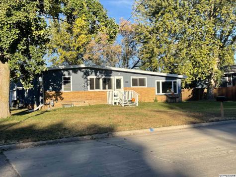 1424 S Hampshire Mason City IA 50401