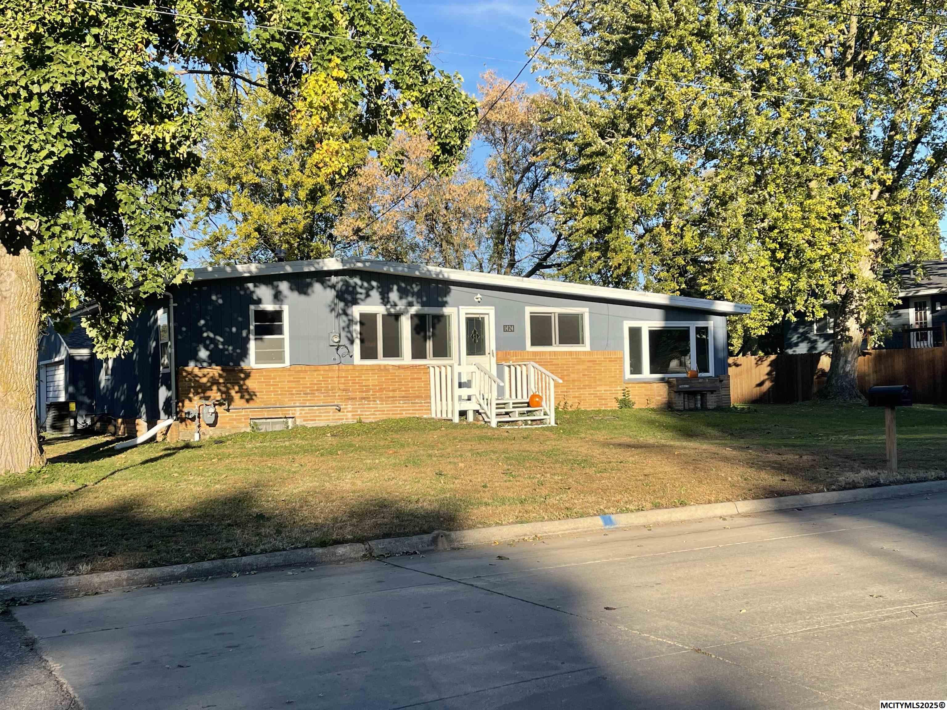 1424 S Hampshire Mason City IA 50401