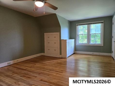 76 N Crescent Drive Mason City IA 50401