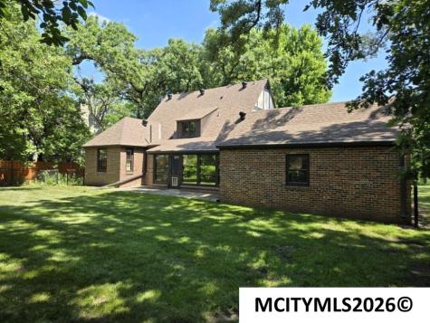 76 N Crescent Drive Mason City IA 50401