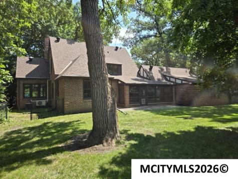 76 N Crescent Drive Mason City IA 50401