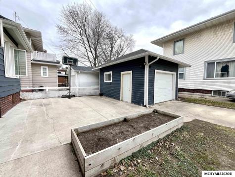 233 7th NW Mason City IA 50401