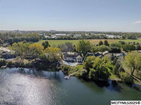 925 Briarstone Drive Mason City IA 50401