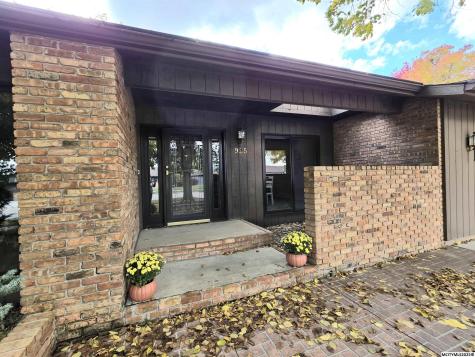 925 Briarstone Drive Mason City IA 50401