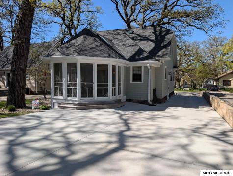 1017 1st NW Mason City IA 50401