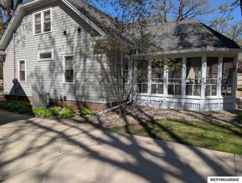 1017 1st NW Mason City IA 50401