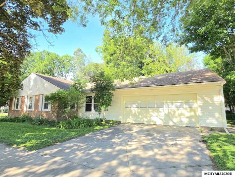 954 6th Place SE Mason City IA 50401