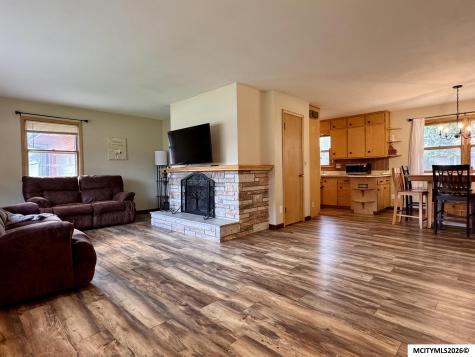 1310 3rd NW Mason City IA 50401