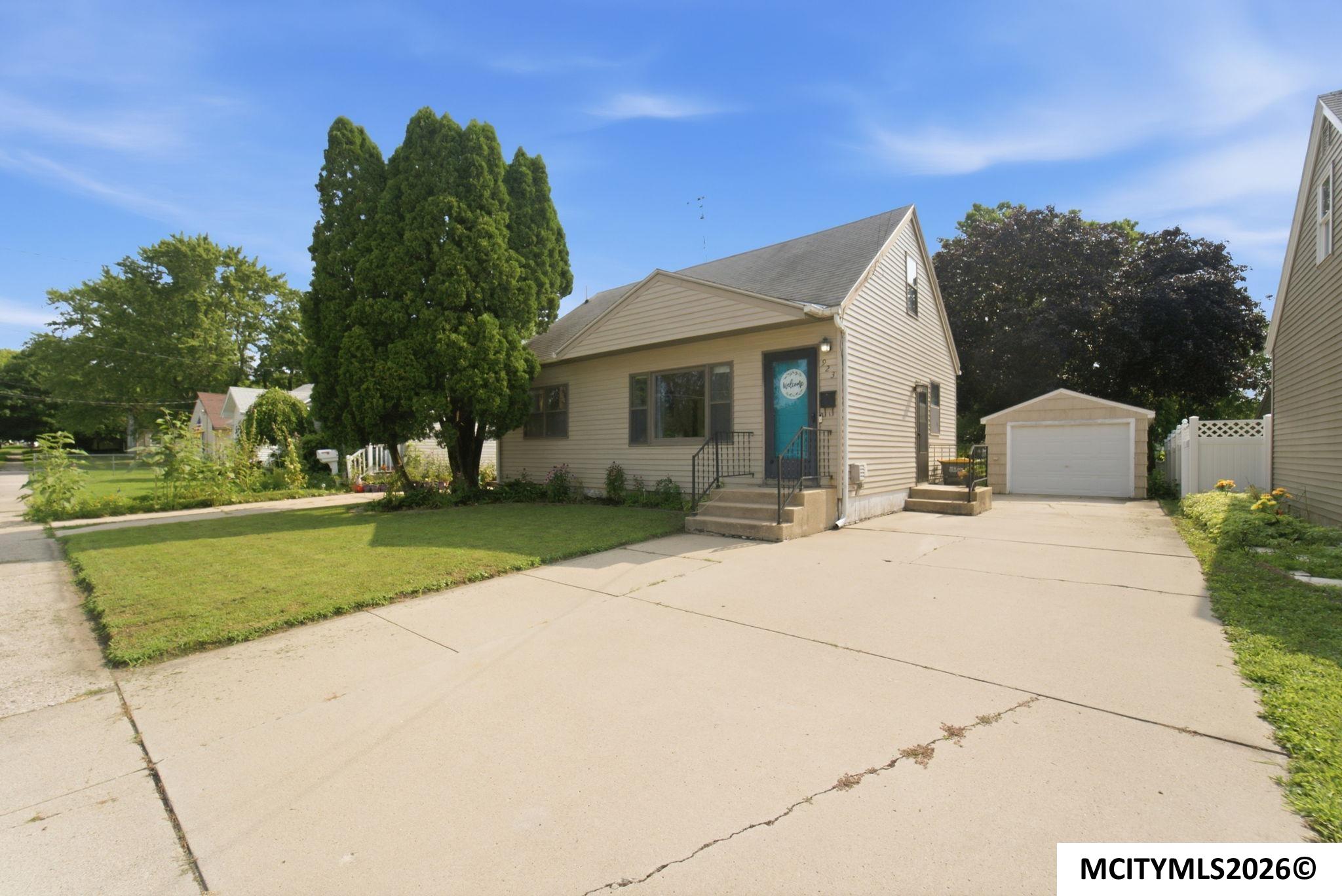 923 N Tyler Mason City IA 50401