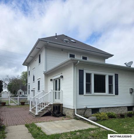 1323 S Pennsylvania Mason City IA 50401