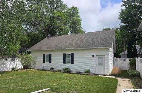 1323 S Pennsylvania Mason City IA 50401