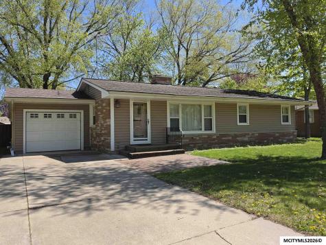 1748 Hillcrest Drive Mason City IA 50401