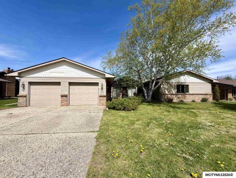 900 Briarstone Drive Mason City IA 50401
