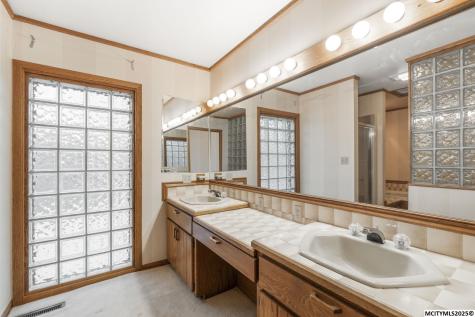 900 Briarstone Drive Mason City IA 50401