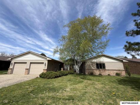 900 Briarstone Drive Mason City IA 50401
