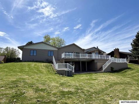 900 Briarstone Drive Mason City IA 50401