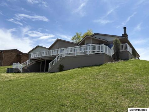 900 Briarstone Drive Mason City IA 50401