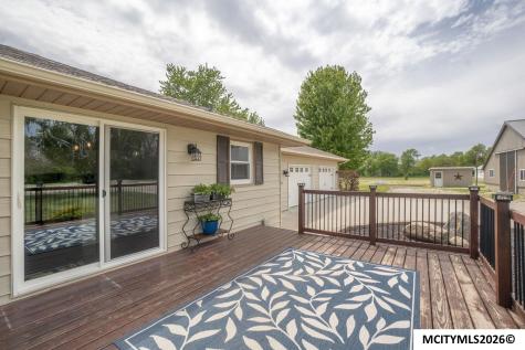 2805 Upper Green Road Marble Rock IA 50653