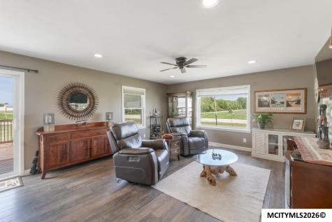 2805 Upper Green Road Marble Rock IA 50653