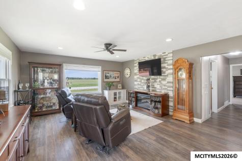 2805 Upper Green Road Marble Rock IA 50653