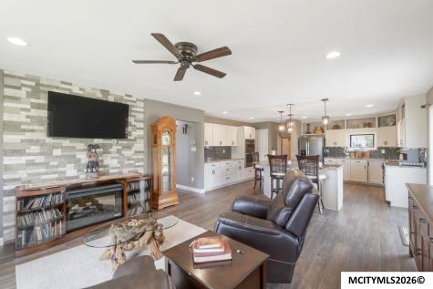 2805 Upper Green Road Marble Rock IA 50653