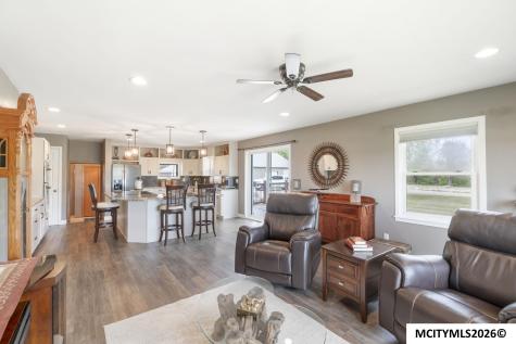 2805 Upper Green Road Marble Rock IA 50653
