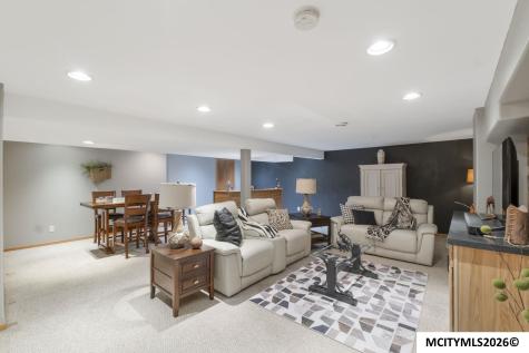 2805 Upper Green Road Marble Rock IA 50653