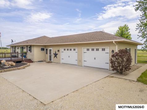 2805 Upper Green Road Marble Rock IA 50653