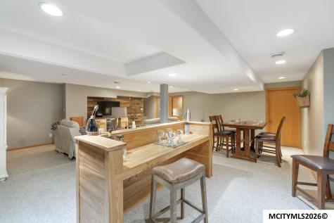 2805 Upper Green Road Marble Rock IA 50653