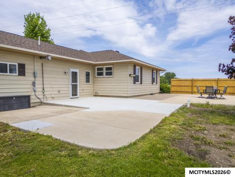 2805 Upper Green Road Marble Rock IA 50653