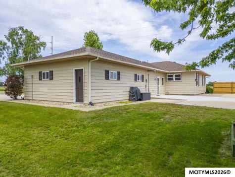 2805 Upper Green Road Marble Rock IA 50653