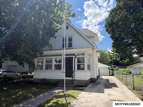 1302 N Adams Mason City IA 50401