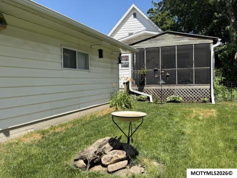 1302 N Adams Mason City IA 50401