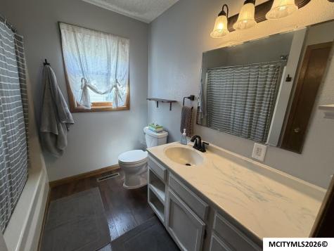 1302 N Adams Mason City IA 50401