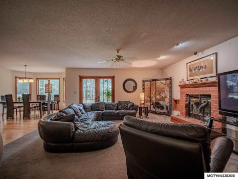 1 Twin Oak Lane Mason City IA 50401