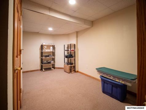 1 Twin Oak Lane Mason City IA 50401
