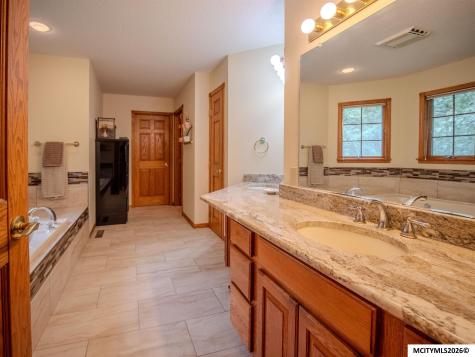 1 Twin Oak Lane Mason City IA 50401