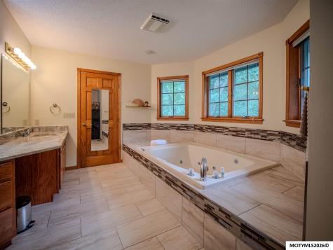 1 Twin Oak Lane Mason City IA 50401