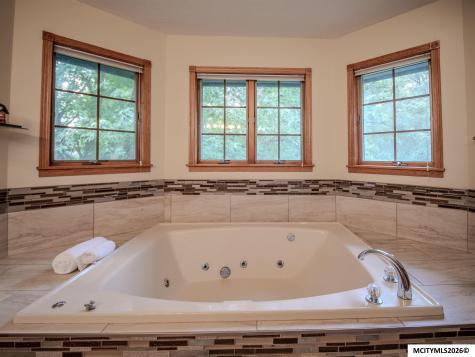 1 Twin Oak Lane Mason City IA 50401