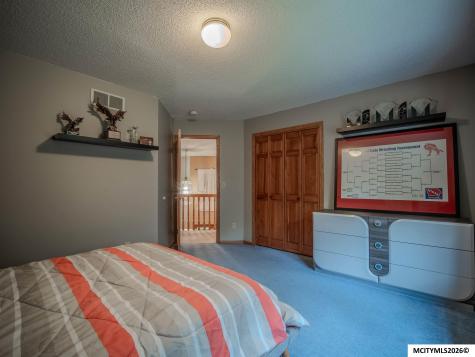 1 Twin Oak Lane Mason City IA 50401