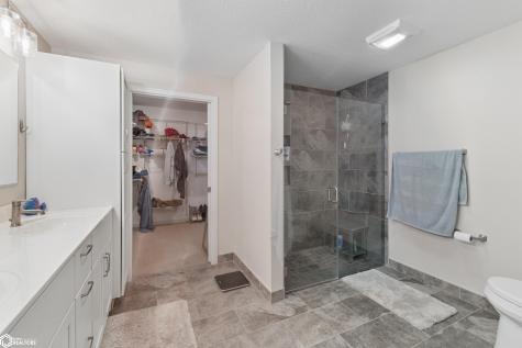 401 Oak Hill Court Clear Lake IA 50428