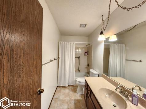 1 Asbury Court Mason City IA 50401