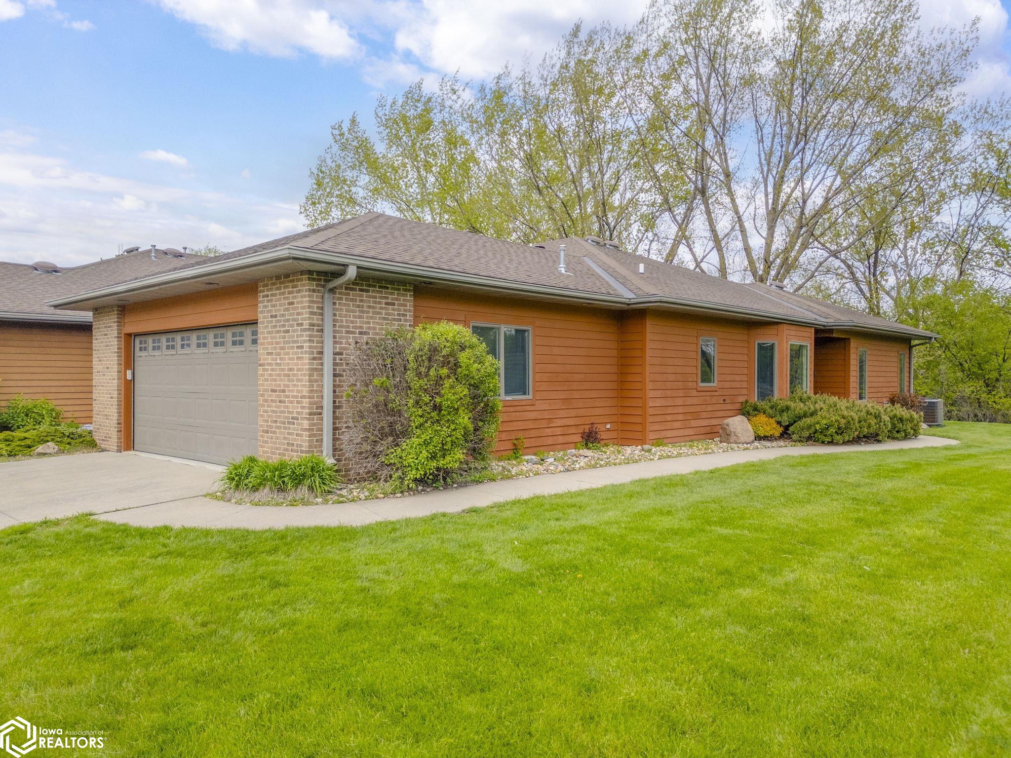 2005 Hunters Ridge Drive Mason City IA 50401