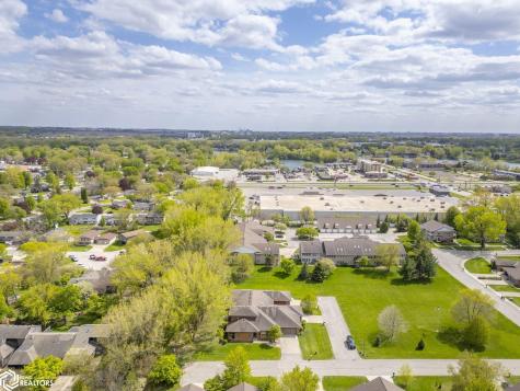 2005 Hunters Ridge Drive Mason City IA 50401
