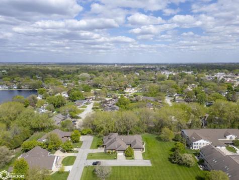 2005 Hunters Ridge Drive Mason City IA 50401