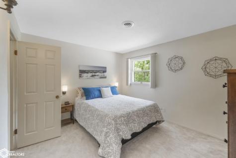 1008 Ellis Drive Apt #6 Charles City IA 50616