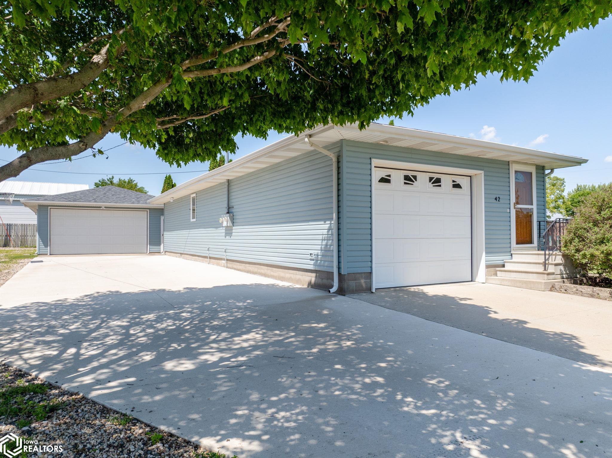 42 33rd Street SE Mason City IA 50401