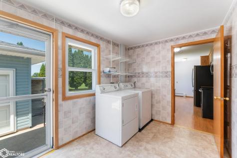 42 33rd Street SE Mason City IA 50401