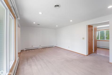 42 33rd Street SE Mason City IA 50401