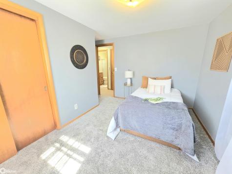 82 Sunny Circle Mason City IA 50401